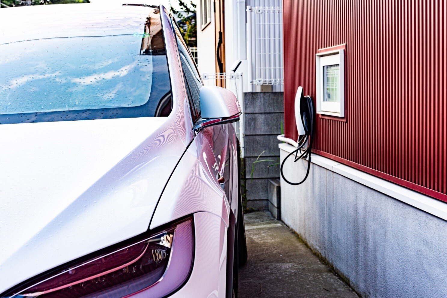自宅で電気自動車(EV)を充電するには?設備・工事・費用を徹底解説