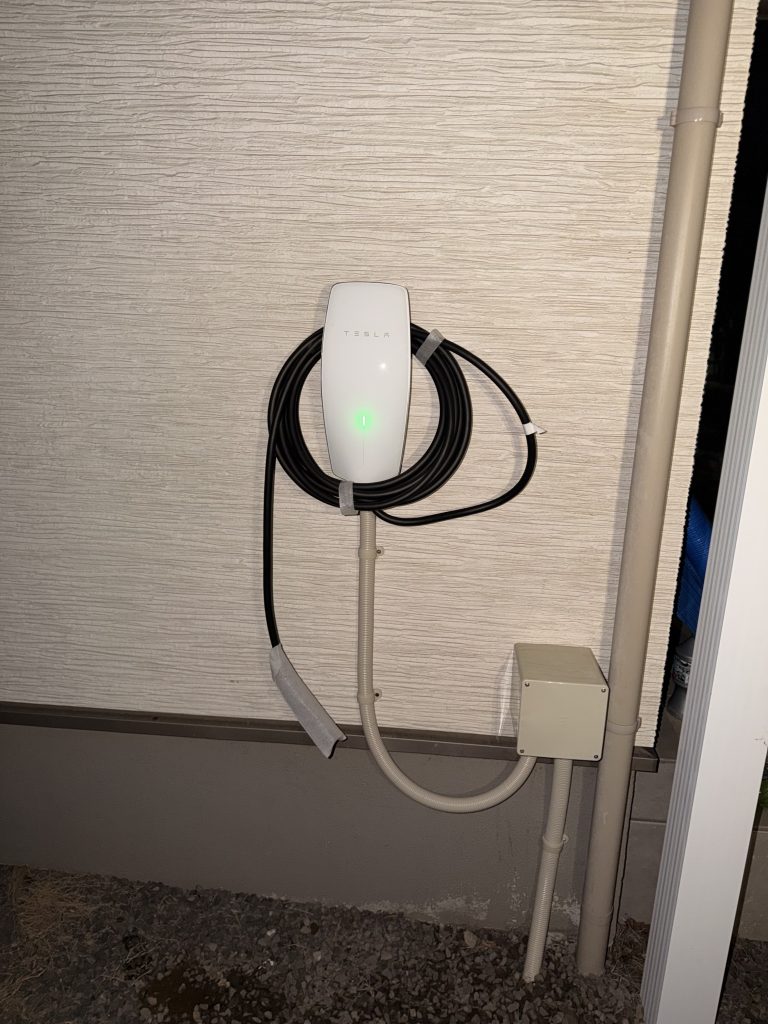 テスラウォールコネクター本体を壁面に設置した状態（施工後）