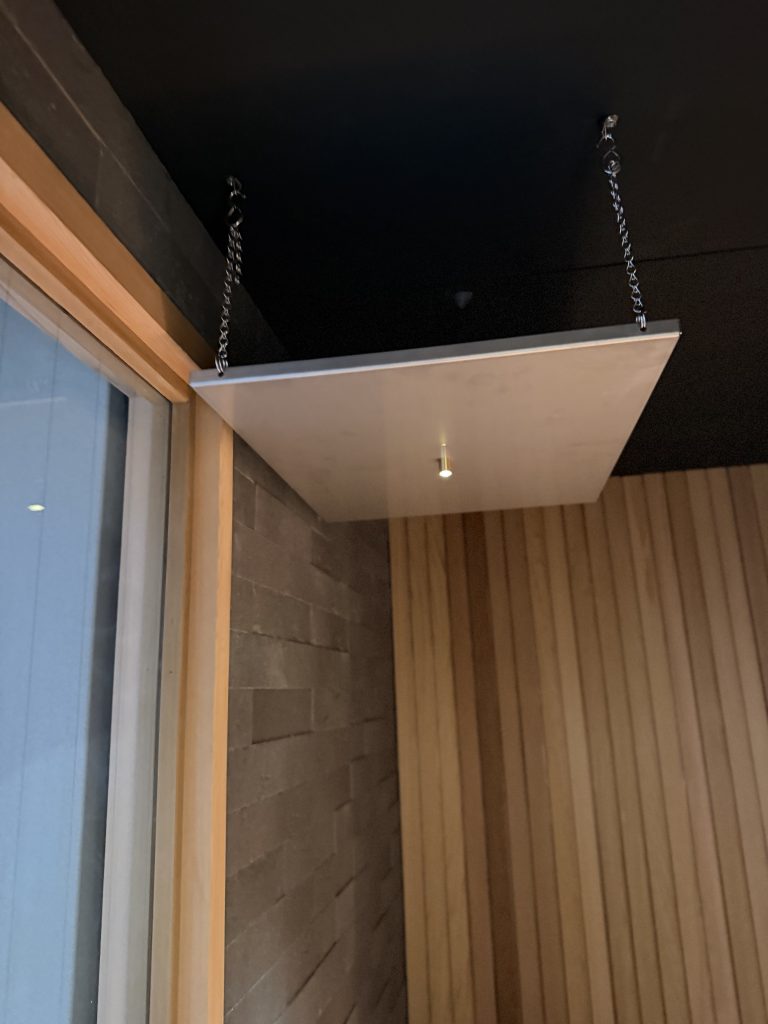 木張りの室内サウナに設置した照明器具