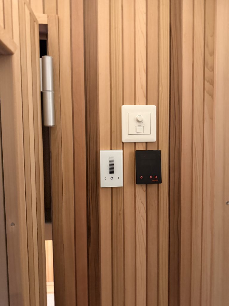 木張りのサウナに設置したスイッチ